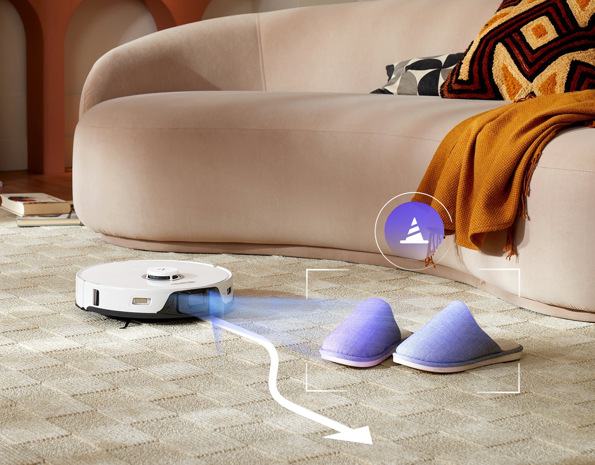 L'aspirateur robot Roborock nettoie le tapis tout en évitant les chaussons sur le sol. L'aspirateur robot Roborock nettoie le tapis tout en évitant les chaussons sur le sol.