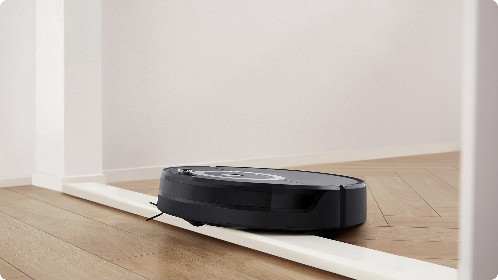 Le Roborock E5 traverse l’intégralité de votre logement grâce à sa capacité à franchir 2 cm (0,8 po) Le Roborock E5 traverse l’intégralité de votre logement grâce à sa capacité à franchir 2 cm (0,8 po)